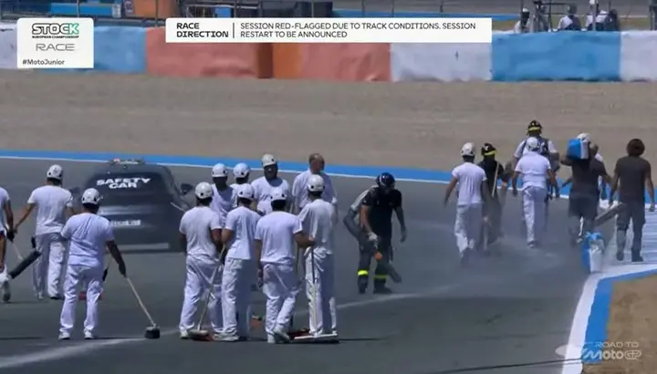 La prima bandiera rossa dopo la caduta di Miguel Bernal (pilota OK)&nbsp;