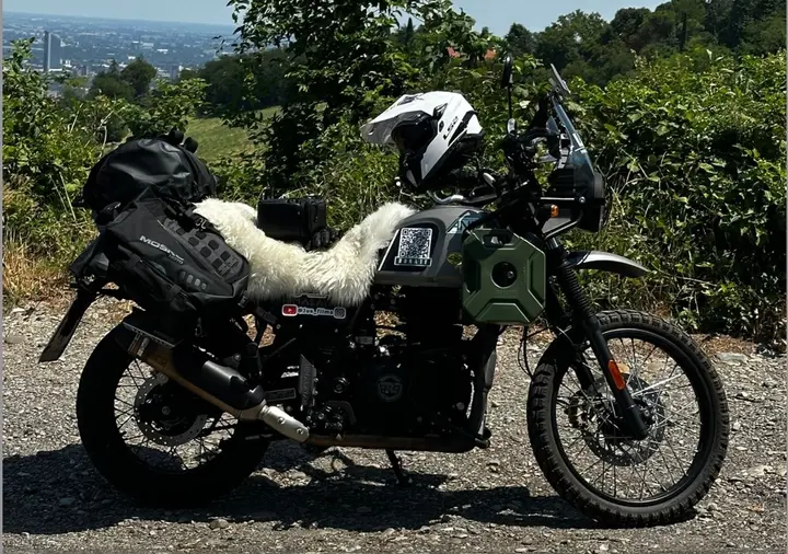 La Royal Enfield Himalayan 411  già pronta per il lungo viaggio