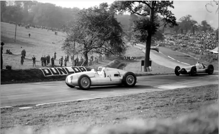 Hermann Muller 1938 con Auto Union a Donington