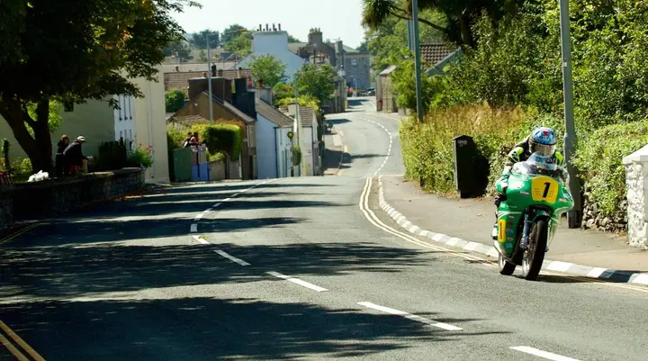 Classic Senior TT: John McGuinness al passaggio da Kirk Michael