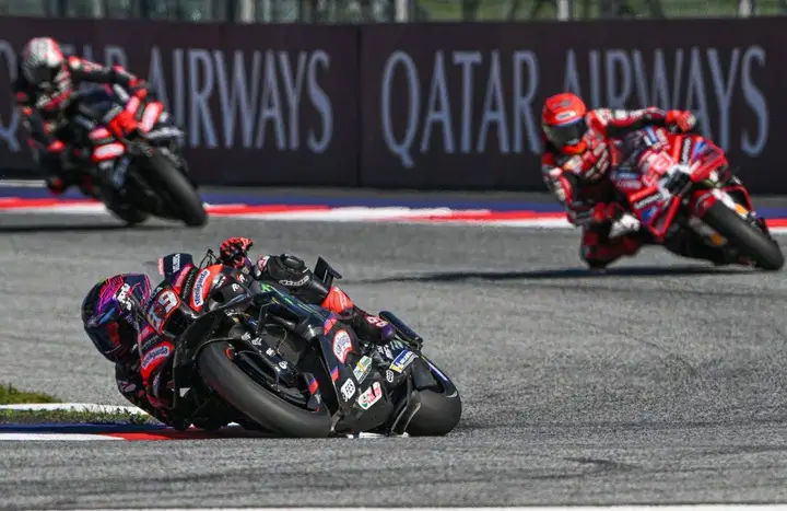 Jorge Martin davanti a Marc Marquez