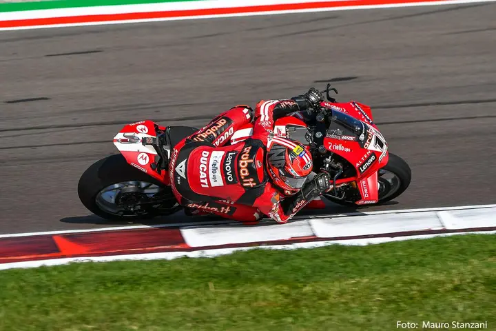 Nicolo Bulega guida la Ducati nelle Prove Libere WorldSBK al Cremona Circuit