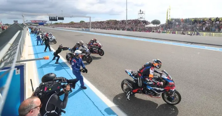 Racing scene from the Bol d’Or endurance event