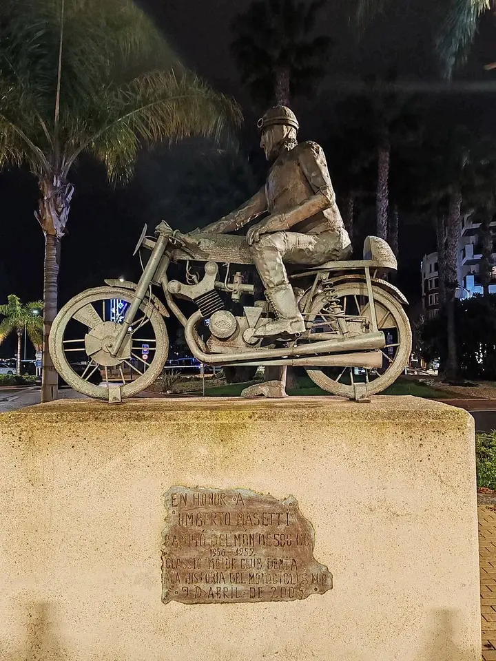 Statue honoring Umberto Masetti in Dénia, Spain