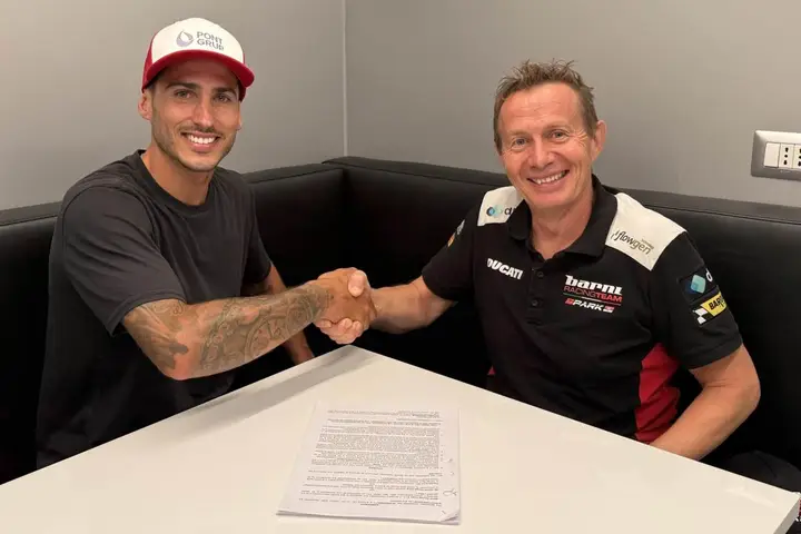 Xavi Vierge e Marco Barnabò si stringono la mano dopo la firma del contratto Superbike 2027