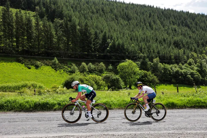 Kopecky &amp; Henderson went toe-to-toe on the brutal Horseshoe Pass