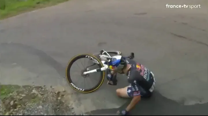 Este é o momento de uma das quedas que Roglic teve na Volta a França de 2024. Não foi a que o atirou para fora da prova, mas deixou marcas...