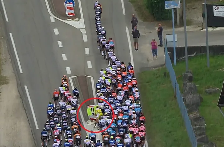 Pogacar faz uma manobra à Peter Sagan e escapa a uma queda