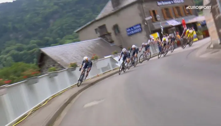 Wout van Aert foi ao chão ontem e hoje esteve na disputa pela vitória na etapa