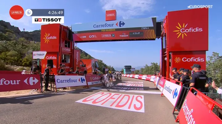 Foi por pouco... mas venceu. Logo atrás de Roglic e&nbsp;van Eetvelt chegava João Almeida.