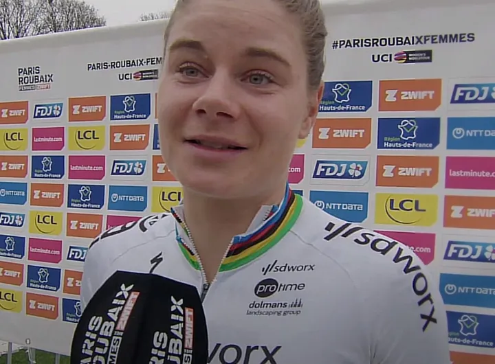 Lotte Kopecky é agora campeã do mundo feminina por duas vezes.