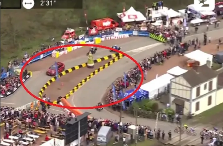 A chicane antes da Floresta de Arenberg da Paris-Roubaix 2024 foi muito criticada