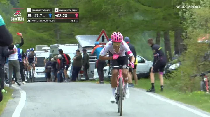 Richard Carapaz launches an offensive just under the top of Mortirolo