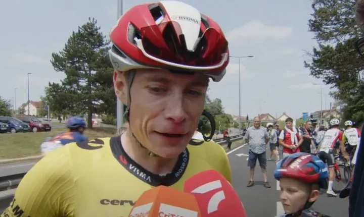 Jonas Vingegaard explodiu a corrida, com um ataque a 6km do fim