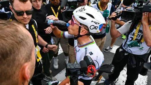 A bebida de cereja que vemos sempre Pogacar a tomar após uma etapa de montanha. Foto: Gazzetta dello Sport