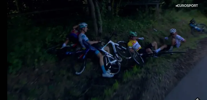 Majka foi um dos vários ciclistas envolvidos na queda (o ciclista mais à direita da imagem)