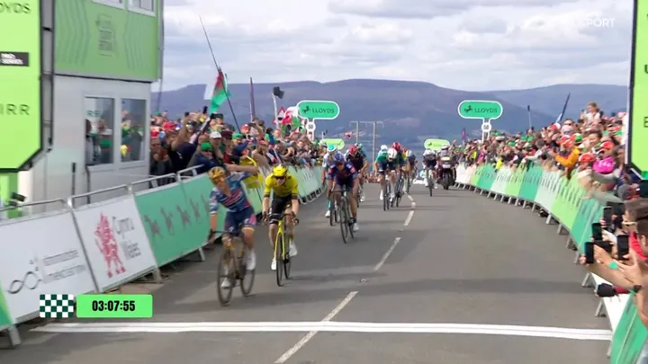 Vitória de Evenepoel na 5ª etapa da Volta à Grã-Bretanha