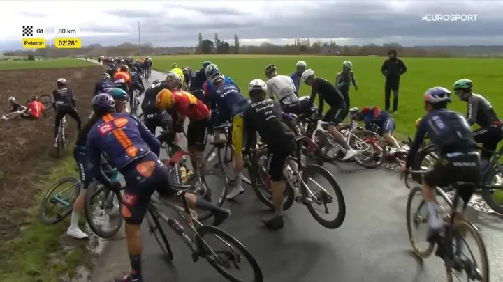 Uma das muitas quedas na Omloop Het Nieuwsblad 2026