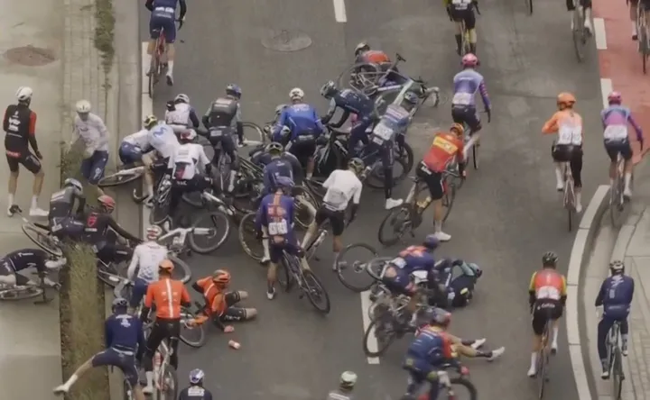 Many riders on the ground after a crash in Omloop het Nieuwsblad 2026