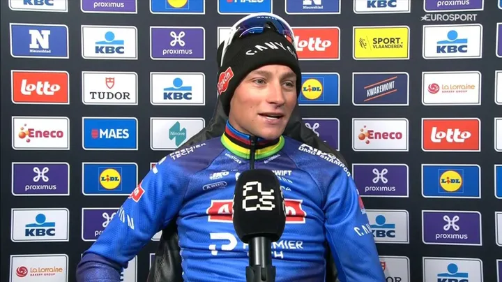 Mathieu van der Poel fala aos media após vencer a Omloop Het Nieuwsblad 2026