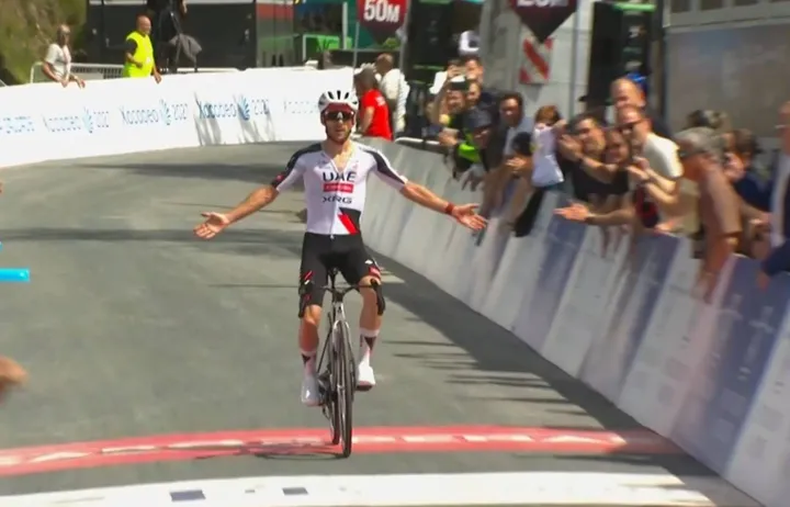 Adam Yates wins stage 4 of O Gran Camiño 2026.