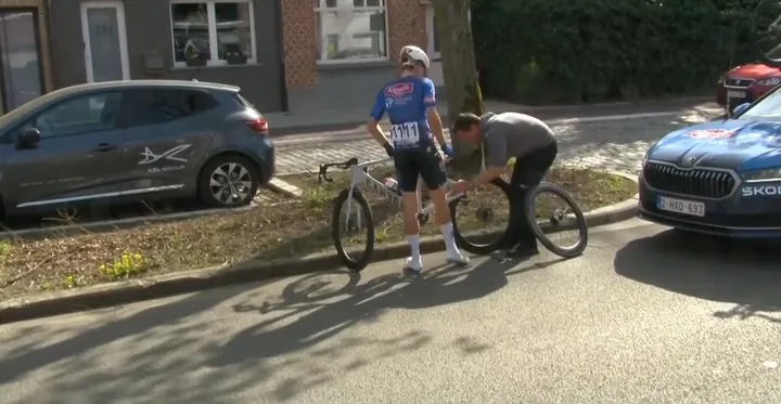 Jasper Philipsen trocou de bicicleta. Poucos quilometros depois voltou a parar devido a um furo