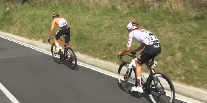 Axel Laurence tries to break away from Igor Arrieta, but to no avail. They will ride together to the finish line to battle it out for the stage victory.