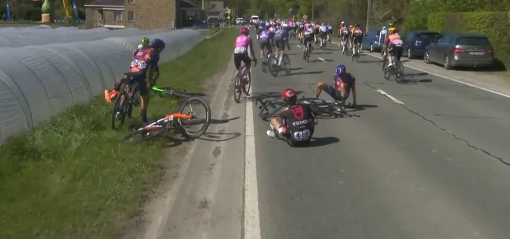 Marc Hirschi crash at La Fleche Wallogne 2026