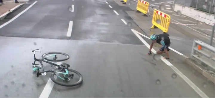 Afonso Eulálio seemed set to win the stage, but crashed about 7 km from the finish line