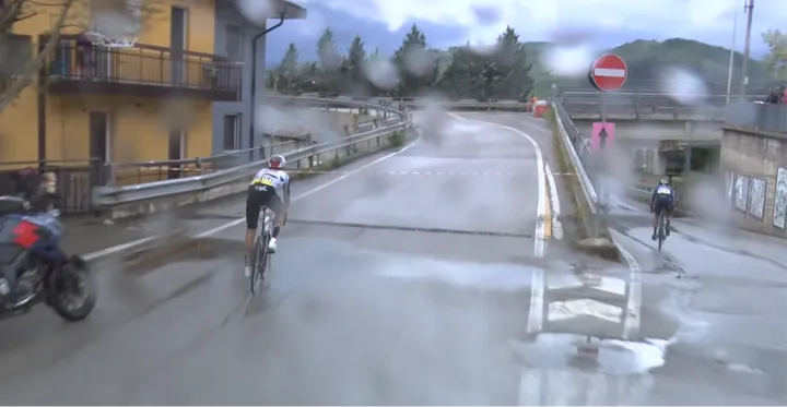 The drama wasn’t over yet. Igor Arrieta goes ahead on the wrong side of the course