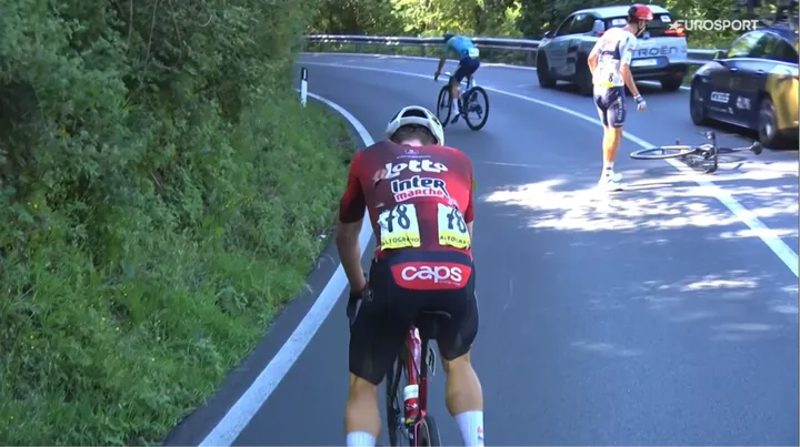 Lennert Van Eetvelt, Christian Scaroni and Filippo Zana crashed on the descent of Guaitarola