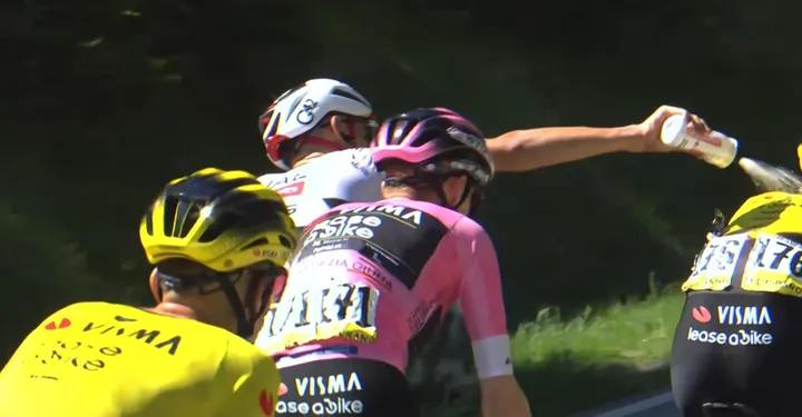 Igor Arrieta da UAE Team Emirates - XRG a reabastecer Bart Lemmen da Team Visma | Lease a Bike
