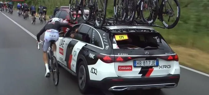 Mathys Rondel crashed into the UAE car and smashed the rear window