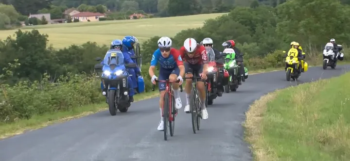 Clément Braz Afonso and Batiste Veistroffer attacked on the Côte de Baraques and the move completely shattered the day’s breakaway group on the climb.