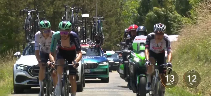 Léo Bisiaux did a phenomenal job helping Paul Seixas chase back to the peloton. Benoît Cosnefroy had already been dropped from the bunch.