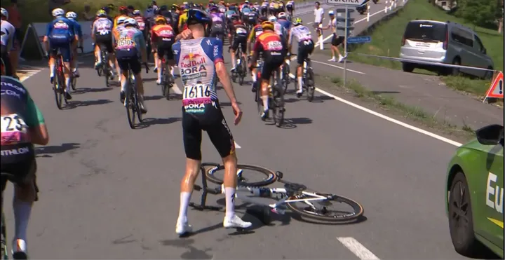 Aleksandr Vlasov crashed in the peloton at the foot of the final climb to the finish line in&nbsp;Villars-sur-Ollon.