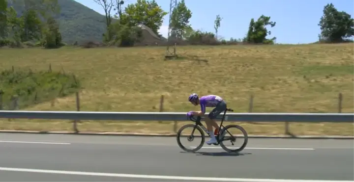 Ben O'Connor in the same riding position as Huub Artz. Did the race commissaires see it?