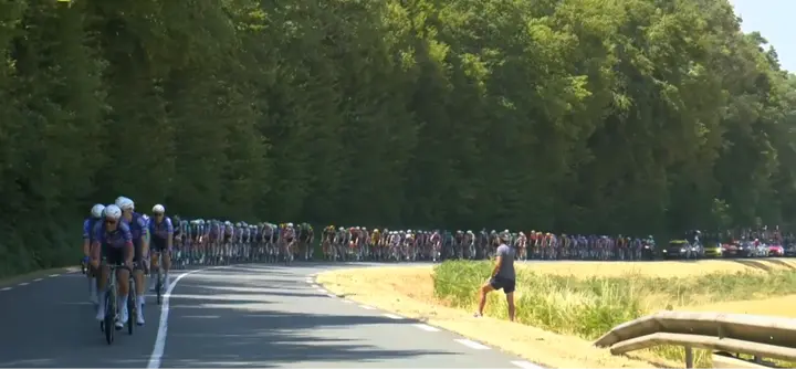 The peloton was heavily strung out, with Sylvan Dillier of Alpecin–Premier Tech setting the pace at the front