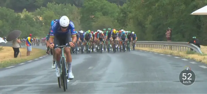 Mathieu van der Poel and Valentin Paret-Peintre were the first to attack from the peloton, quickly opening up a small gap over the bunch.
