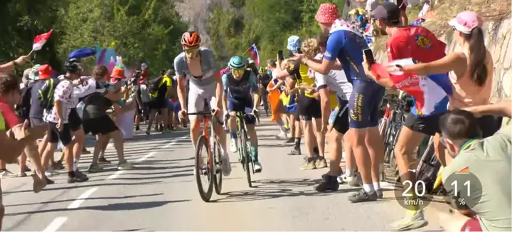 Thymen Arensman was the first rider to attack on Alpe d'Huez. On his wheel was... Lenny Martínez.