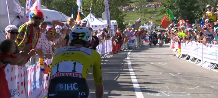 Pogacar has his eyes fixed on the road ahead. With just over 2 kilometres to go, Sepp Kuss, Richard Carapaz and Lenny Martínez are already within his sights. At 1.5 kilometres from the finish, the Slovenian brought the breakaway's adventure to an end by catching its last remaining survivor: Richard Carapaz.