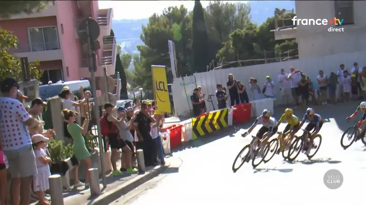 Celia Gery forced her way into the decisive corner before slowing down ahead of race leader Katarzyna Niewiadoma