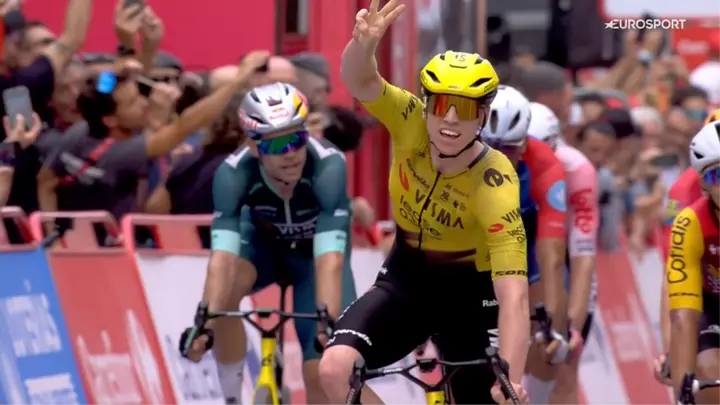 Brennan and Van Aert cross the line to take Visma's third win of the race
