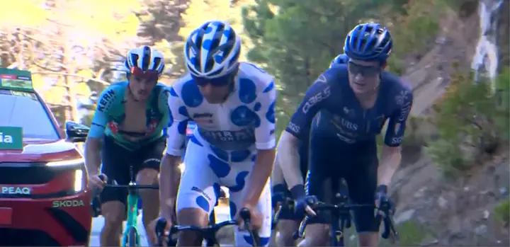 Buitrago didn’t hide and kept working, despite Pinarello’s numerical advantage.