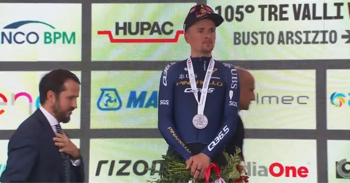 Tom Pidcock on the podium of Tre Valli Varesine