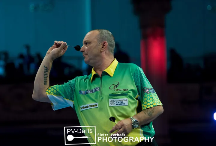Darren Webster in action at the 2017 World Matchplay