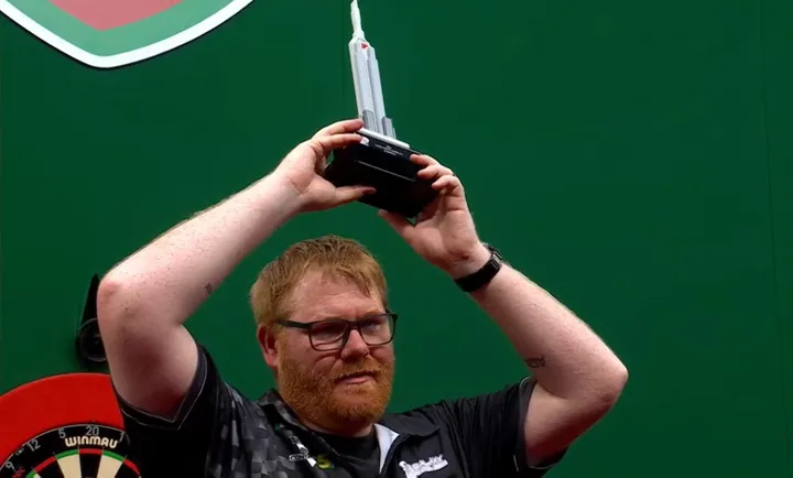 Matt Campbell präsentiert nach Turniersieg der North American Championship 2024 seine Trophäe<br>