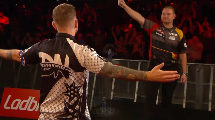 Danny Noppert wirft einen Neundarter gegen Dimitri van den Bergh bei den UK Open 2026
