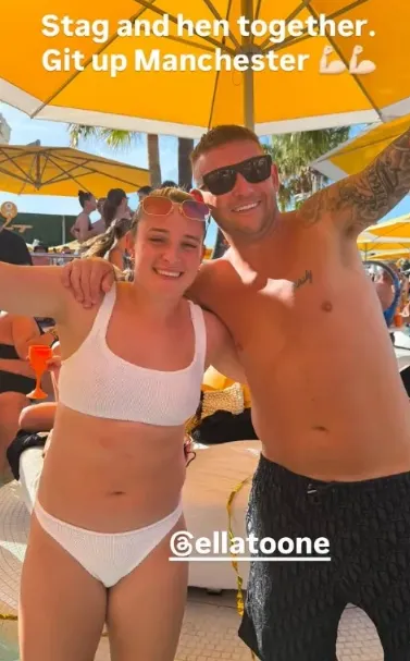 Nathan Aspinall und Ella Toone blicken in die Kamera