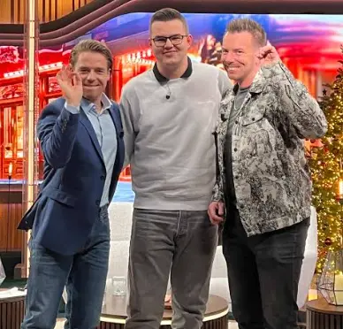 Gian van Veen und Jerry Hendriks posieren mit Moderator Koen Weijland